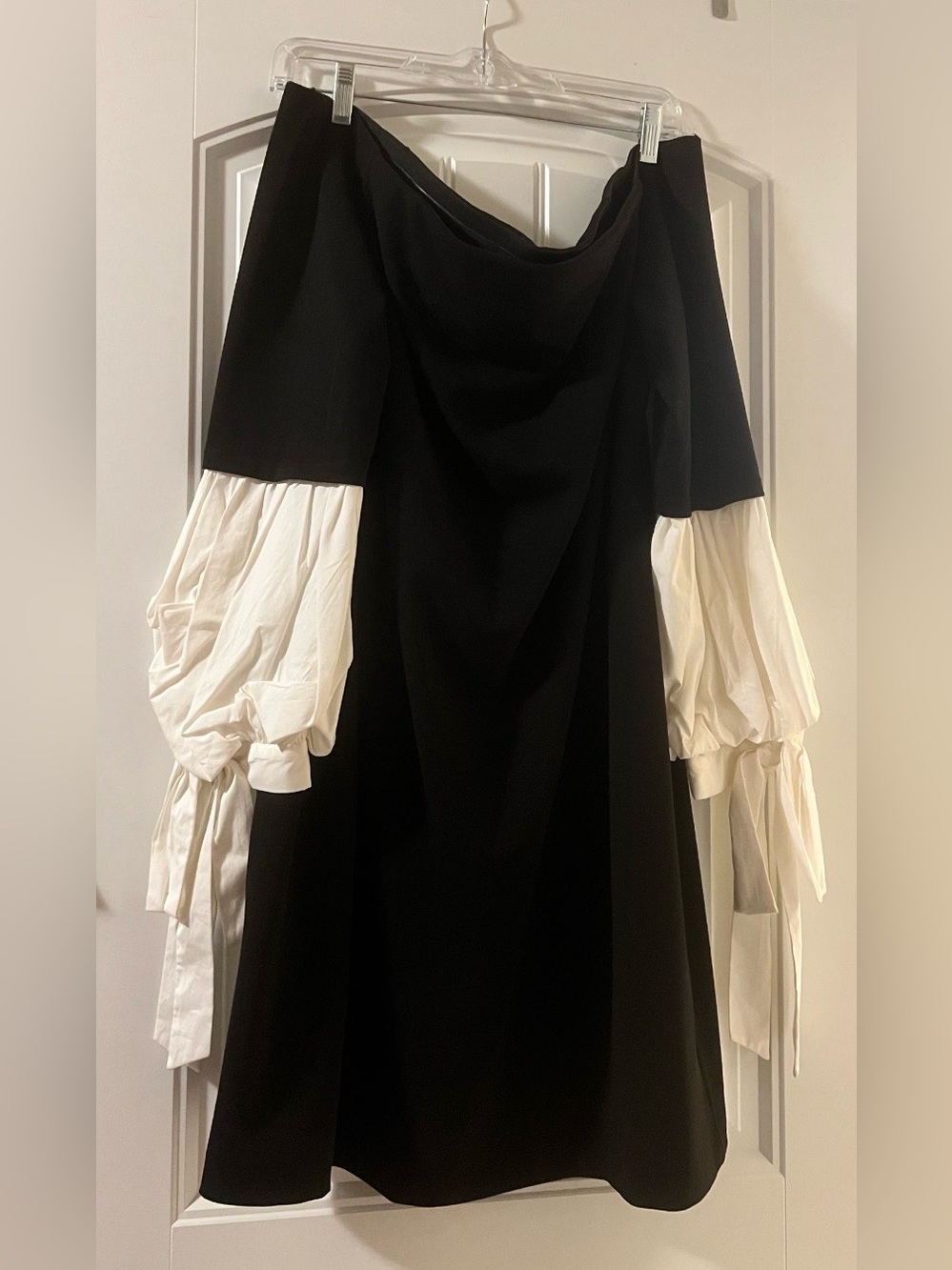Black and White Off-Shoulder Sleeve Dress